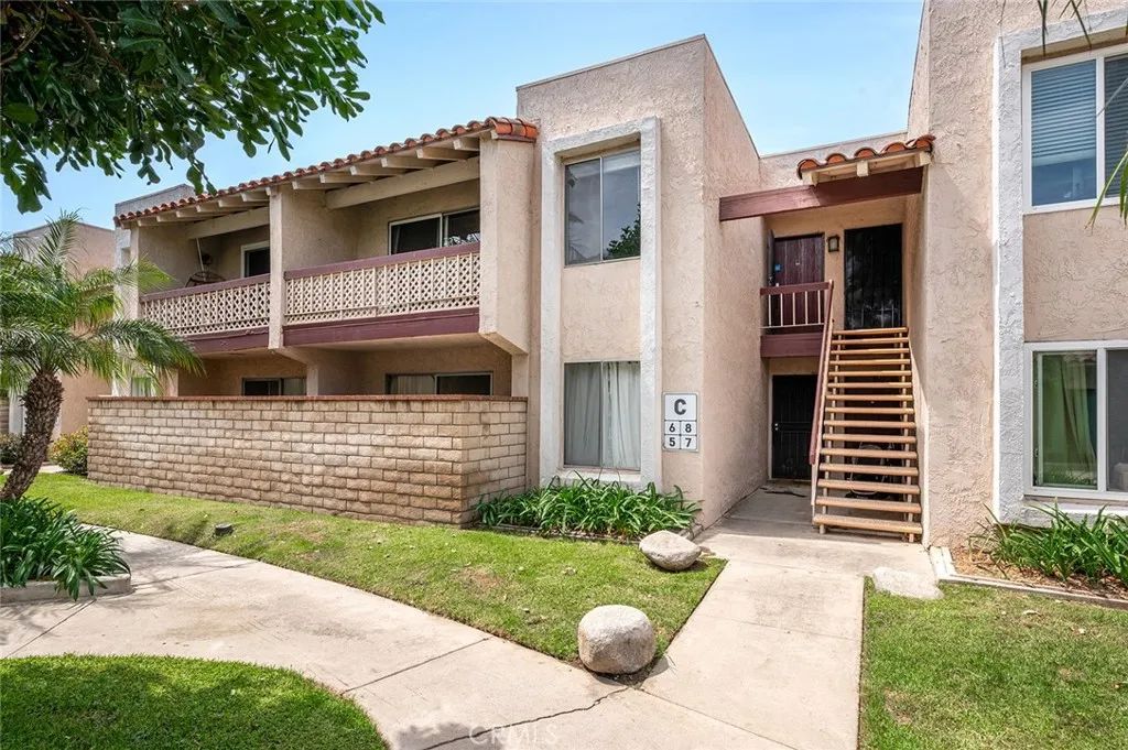 700 W La Veta, Orange, CA 92868