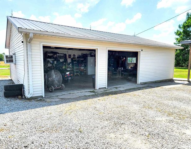 232 PALM Lane, Flora, IL 62839