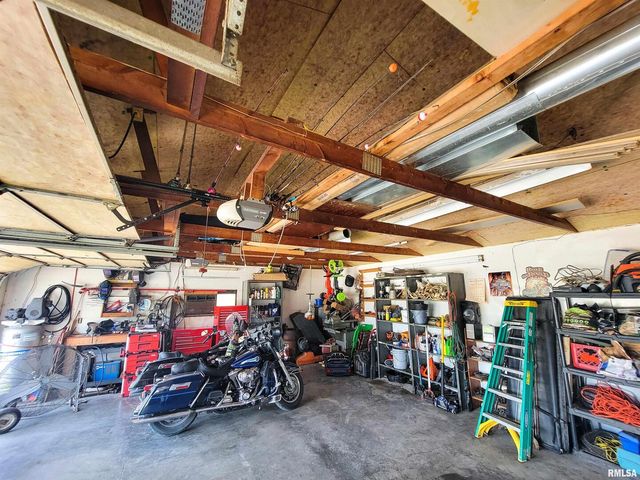 232 PALM Lane, Flora, IL 62839