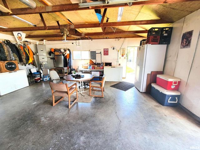 232 PALM Lane, Flora, IL 62839