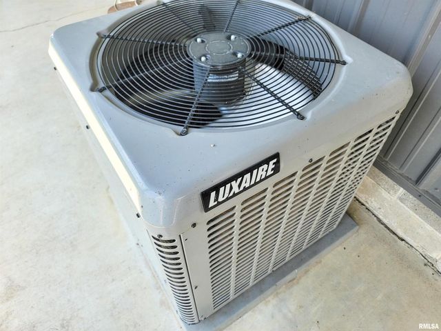 232 PALM Lane, Flora, IL 62839