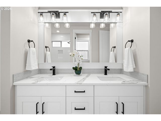 6043 Se JURA St, Hillsboro, OR 97123