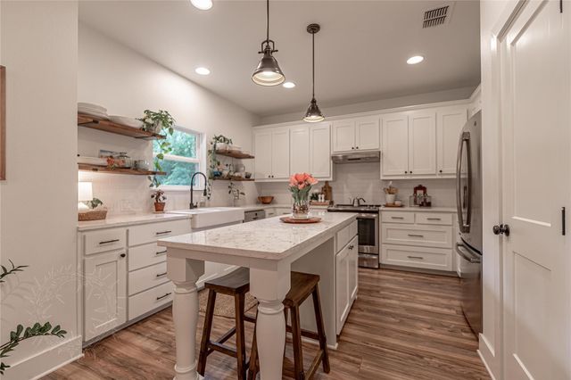 704 Grandview Drive, Granbury, TX 76049