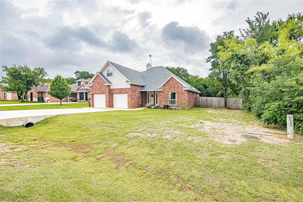 704 Grandview Drive, Granbury, TX 76049