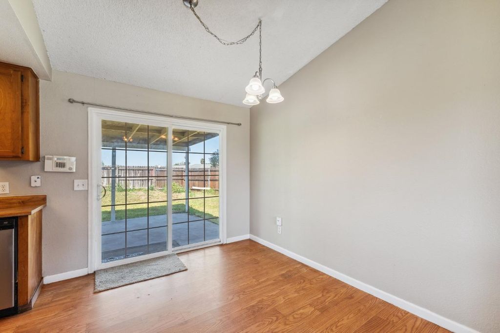 Image 10 of property listing at 704 Rosehill Drive, Chowchilla, CA 93610