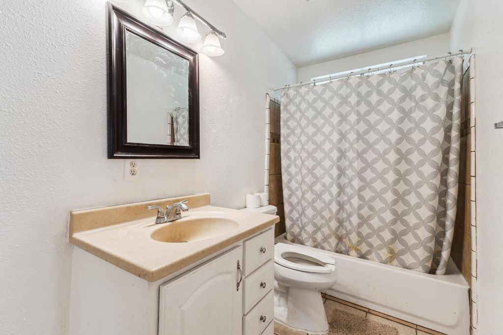 Image 18 of property listing at 704 Rosehill Drive, Chowchilla, CA 93610