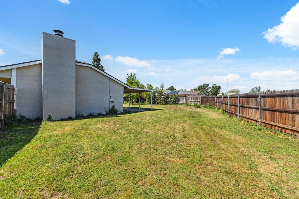 Image 19 of property listing at 704 Rosehill Drive, Chowchilla, CA 93610