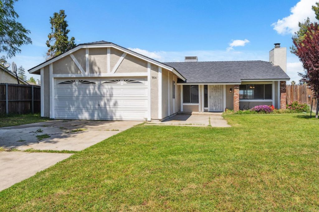 Image 2 of property listing at 704 Rosehill Drive, Chowchilla, CA 93610