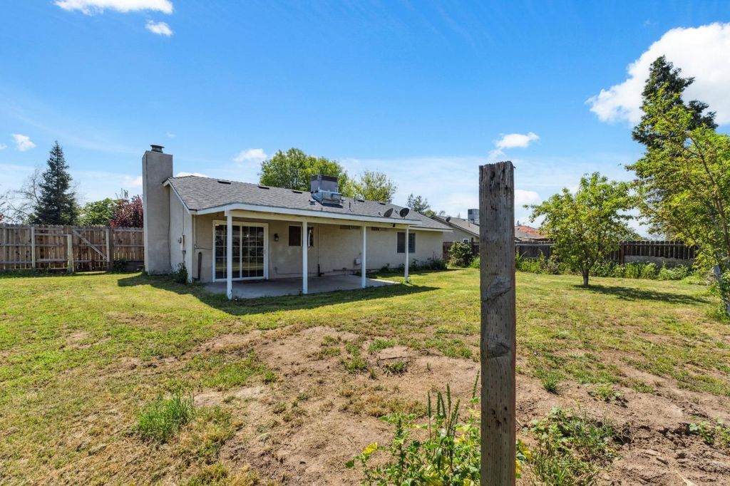 Image 20 of property listing at 704 Rosehill Drive, Chowchilla, CA 93610