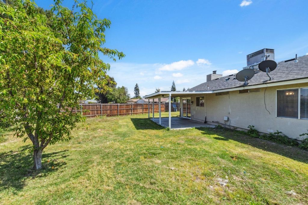 Image 21 of property listing at 704 Rosehill Drive, Chowchilla, CA 93610