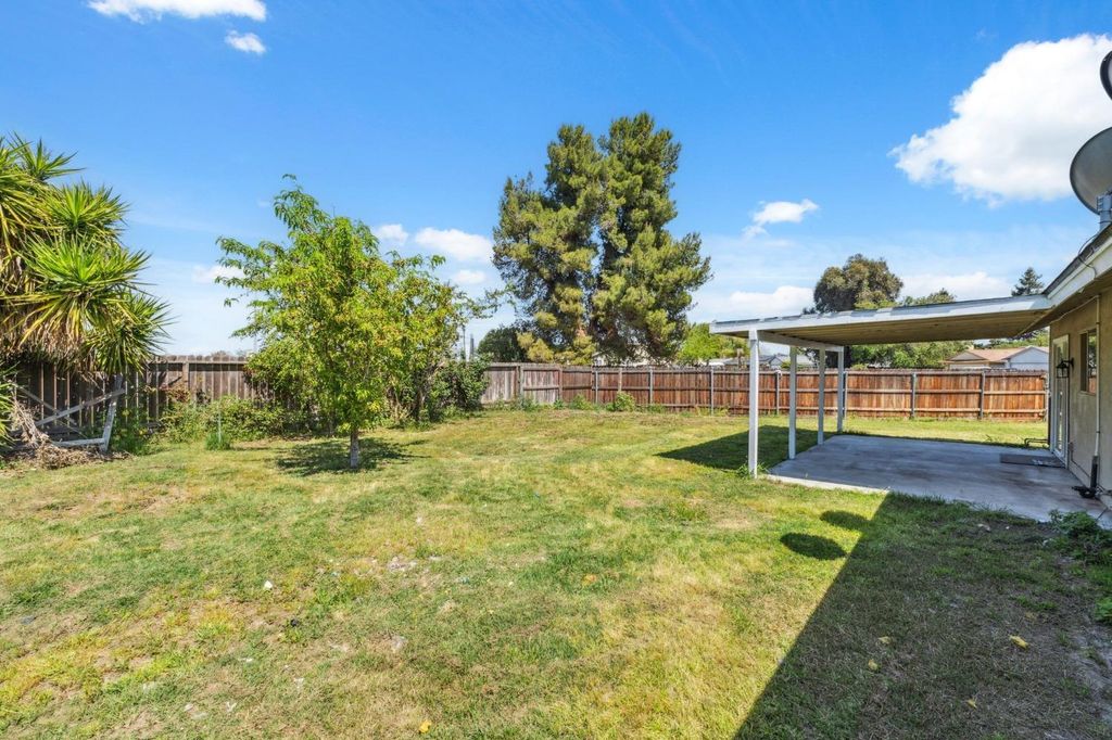 Image 22 of property listing at 704 Rosehill Drive, Chowchilla, CA 93610