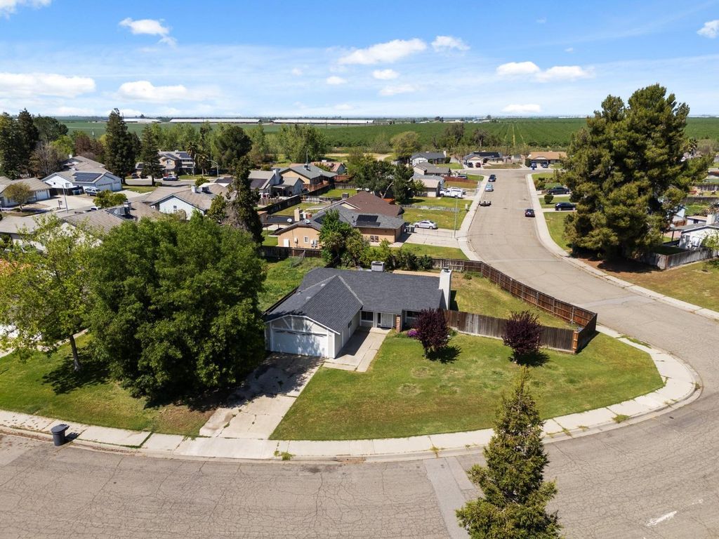 Image 23 of property listing at 704 Rosehill Drive, Chowchilla, CA 93610