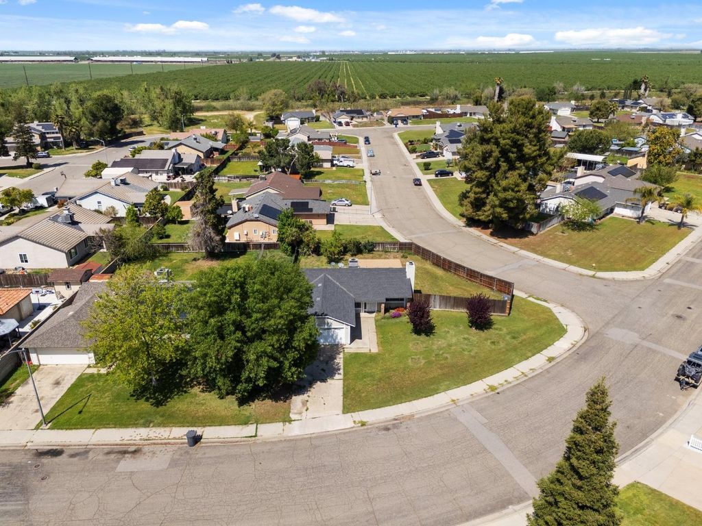 Image 24 of property listing at 704 Rosehill Drive, Chowchilla, CA 93610