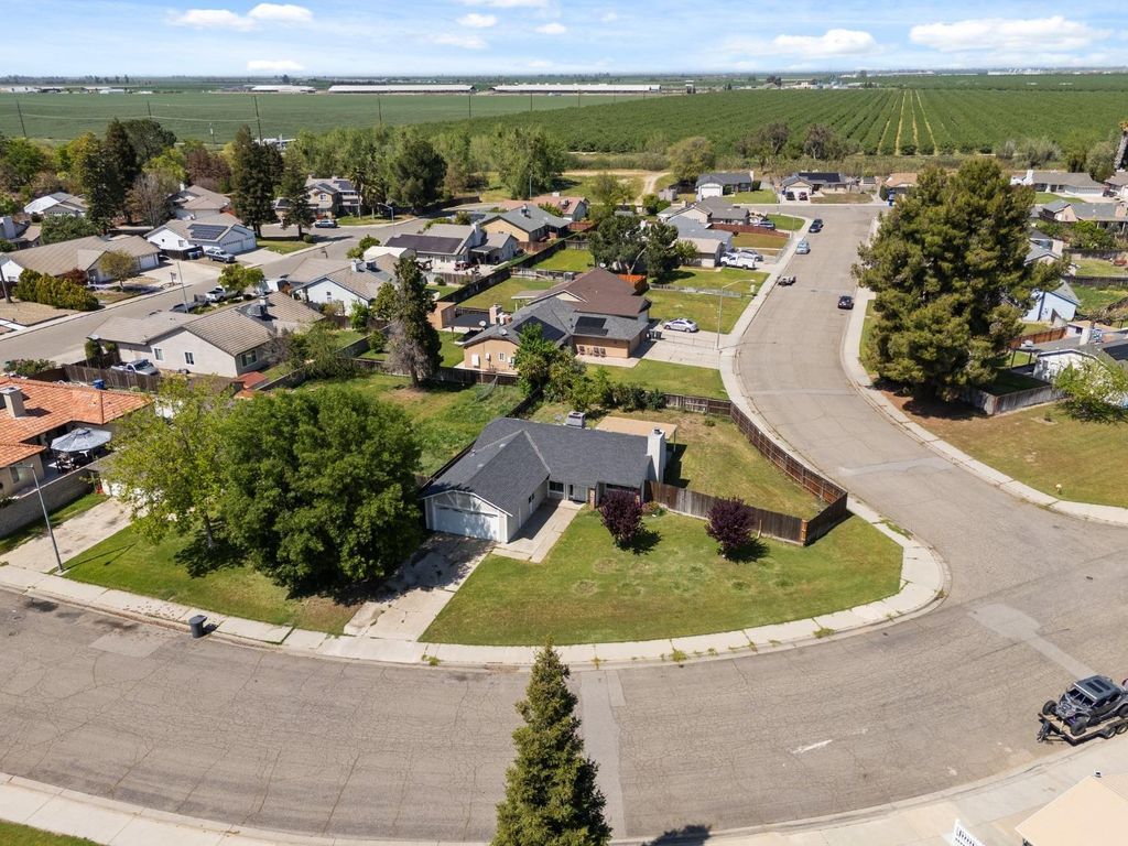 Image 26 of property listing at 704 Rosehill Drive, Chowchilla, CA 93610