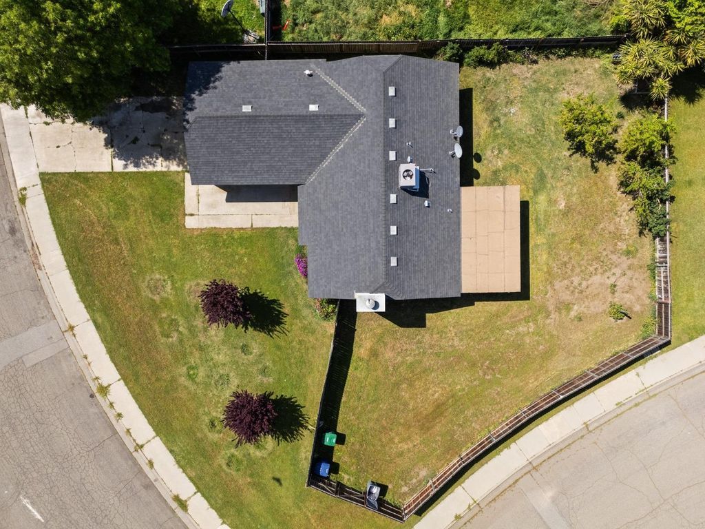 Image 28 of property listing at 704 Rosehill Drive, Chowchilla, CA 93610