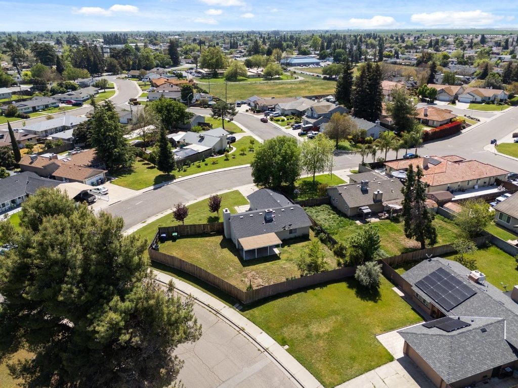 Image 29 of property listing at 704 Rosehill Drive, Chowchilla, CA 93610