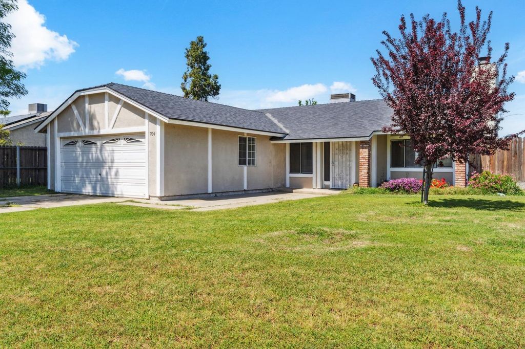 Image 3 of property listing at 704 Rosehill Drive, Chowchilla, CA 93610