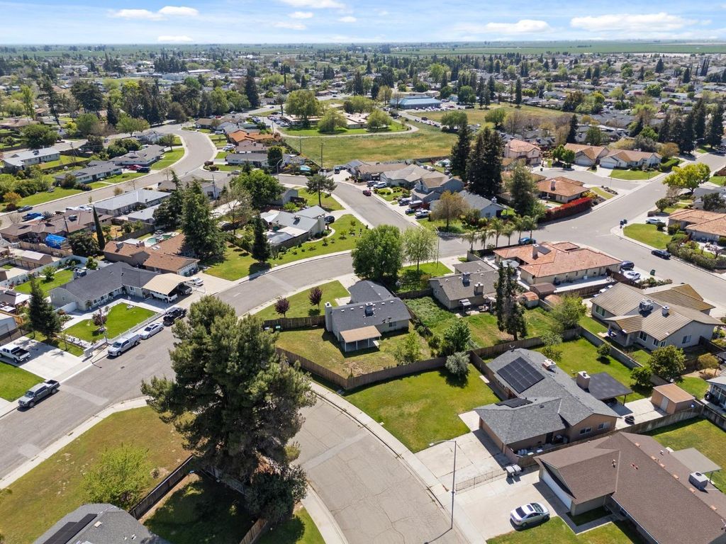 Image 31 of property listing at 704 Rosehill Drive, Chowchilla, CA 93610