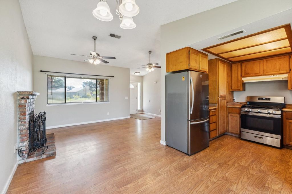 Image 4 of property listing at 704 Rosehill Drive, Chowchilla, CA 93610