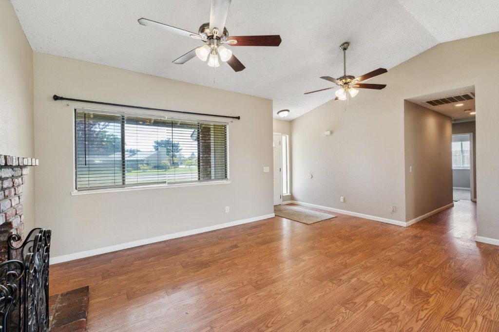 Image 5 of property listing at 704 Rosehill Drive, Chowchilla, CA 93610