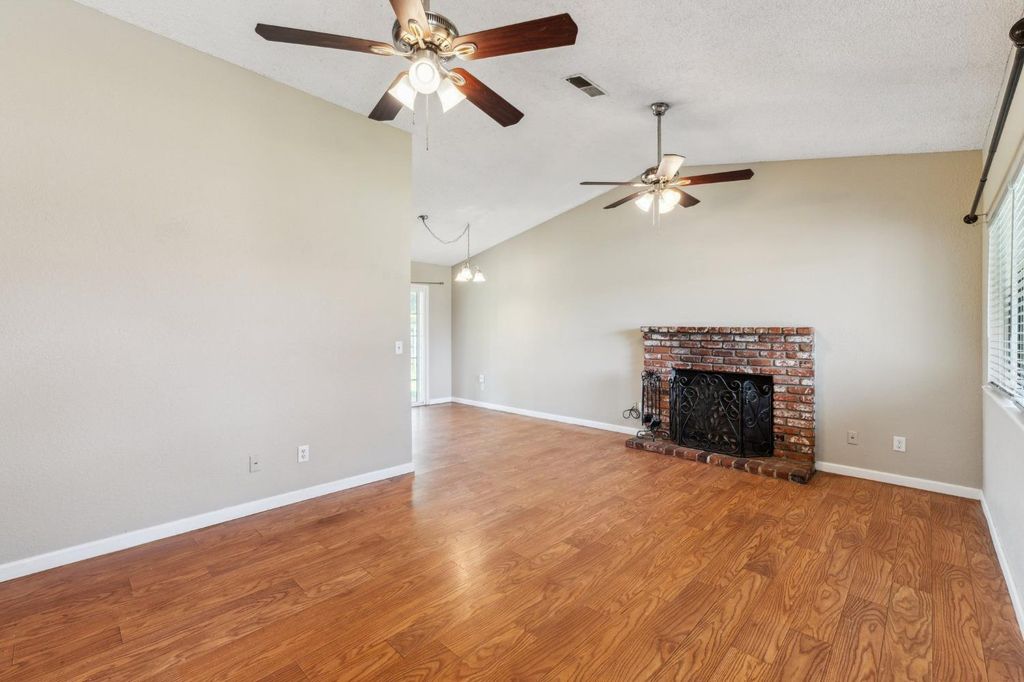 Image 6 of property listing at 704 Rosehill Drive, Chowchilla, CA 93610