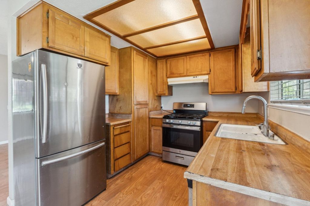 Image 7 of property listing at 704 Rosehill Drive, Chowchilla, CA 93610