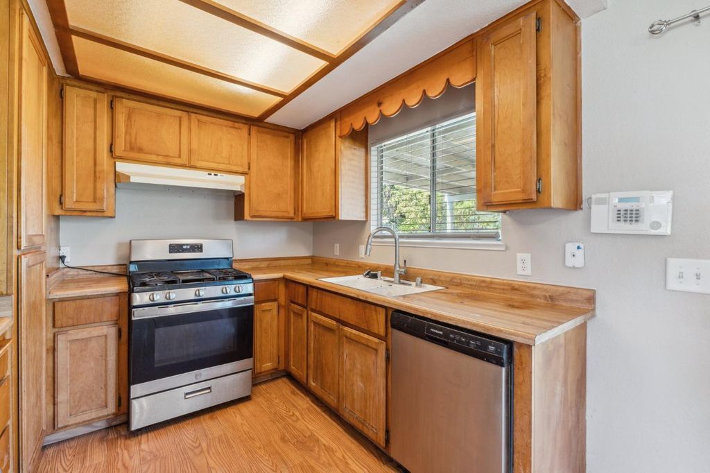 Image 8 of property listing at 704 Rosehill Drive, Chowchilla, CA 93610