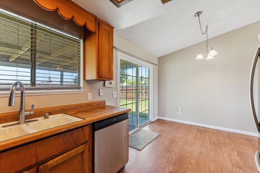 Image 9 of property listing at 704 Rosehill Drive, Chowchilla, CA 93610