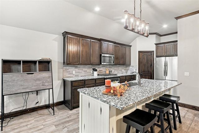 10601 Wild Horse Creek Drive, Yukon, OK 73099