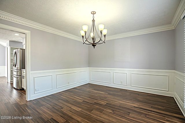 8208 Brookhollow Ct, Louisville, KY 40220