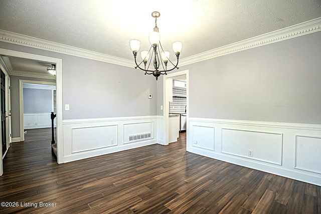8208 Brookhollow Ct, Louisville, KY 40220