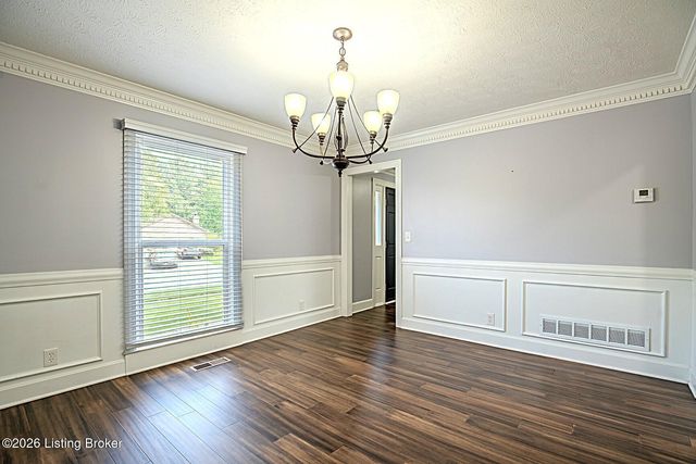 8208 Brookhollow Ct, Louisville, KY 40220
