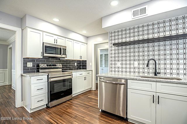 8208 Brookhollow Ct, Louisville, KY 40220