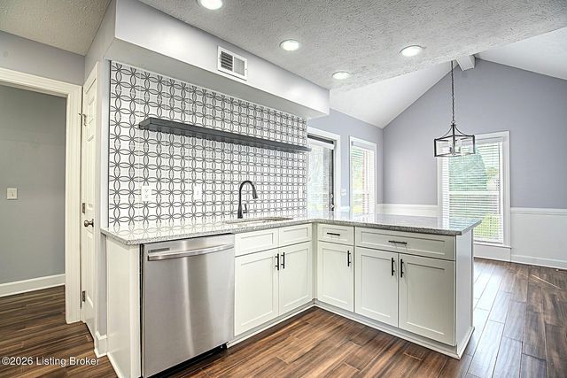 8208 Brookhollow Ct, Louisville, KY 40220