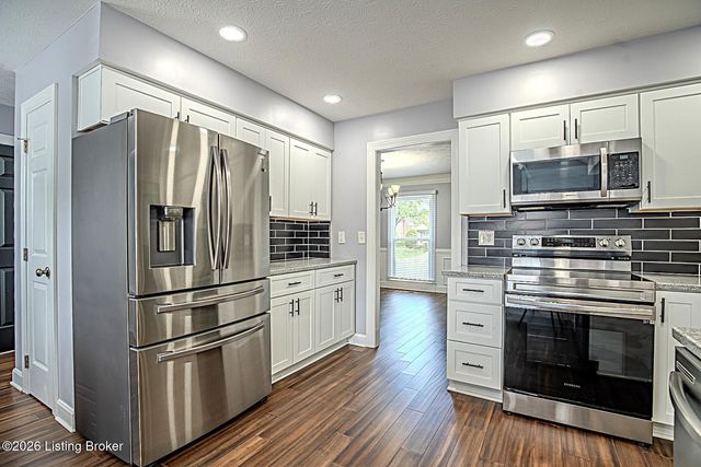 8208 Brookhollow Ct, Louisville, KY 40220