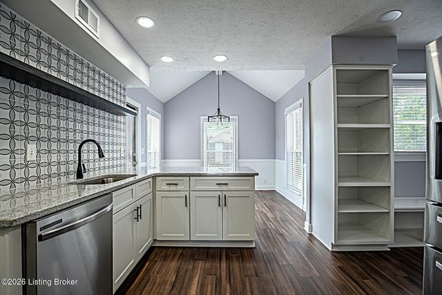 8208 Brookhollow Ct, Louisville, KY 40220