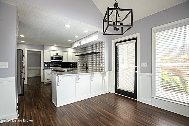 8208 Brookhollow Ct, Louisville, KY 40220