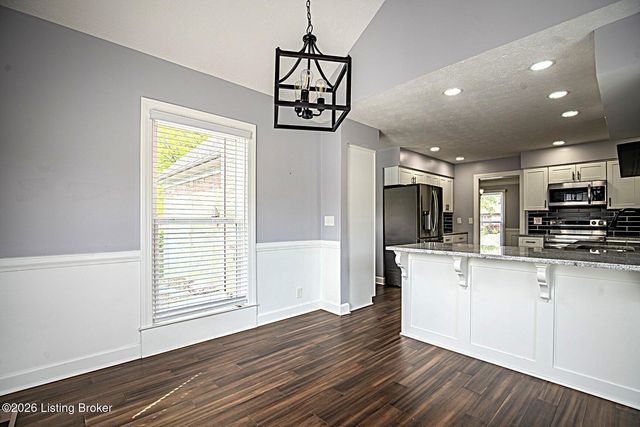 8208 Brookhollow Ct, Louisville, KY 40220