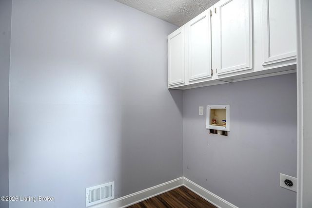 8208 Brookhollow Ct, Louisville, KY 40220