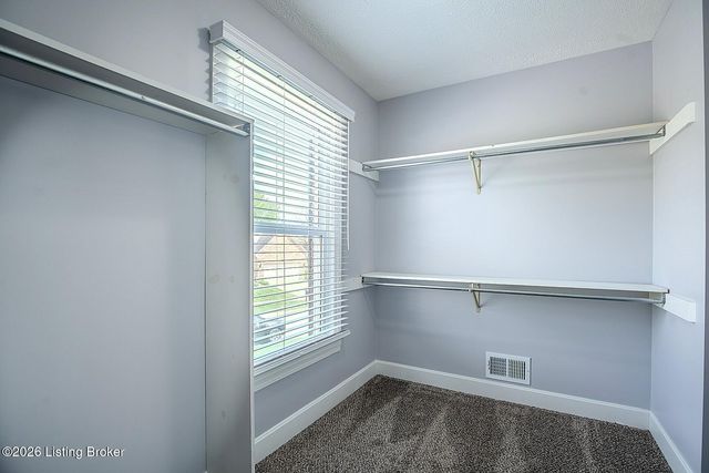 8208 Brookhollow Ct, Louisville, KY 40220