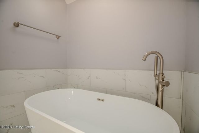 8208 Brookhollow Ct, Louisville, KY 40220
