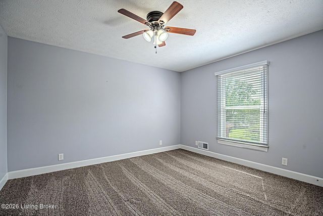 8208 Brookhollow Ct, Louisville, KY 40220