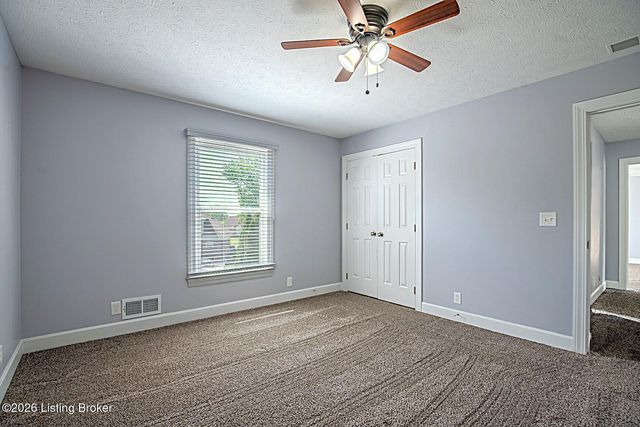8208 Brookhollow Ct, Louisville, KY 40220
