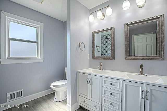 8208 Brookhollow Ct, Louisville, KY 40220