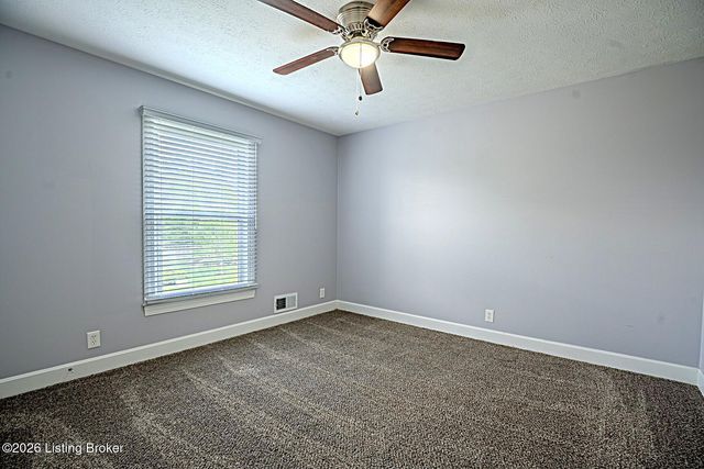 8208 Brookhollow Ct, Louisville, KY 40220