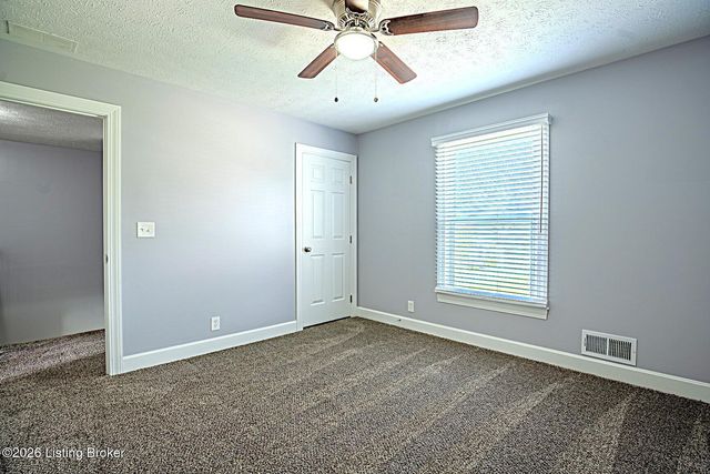 8208 Brookhollow Ct, Louisville, KY 40220