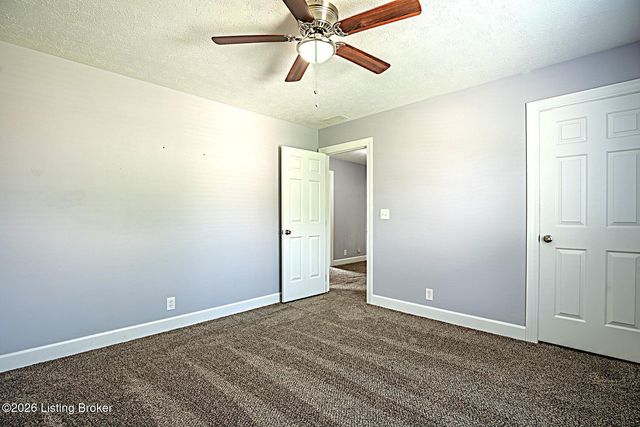 8208 Brookhollow Ct, Louisville, KY 40220