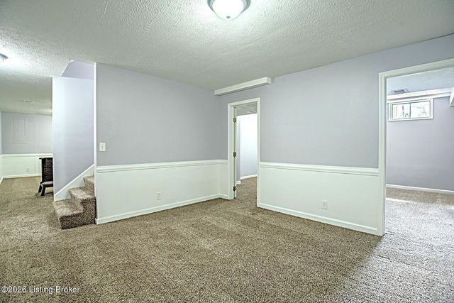 8208 Brookhollow Ct, Louisville, KY 40220