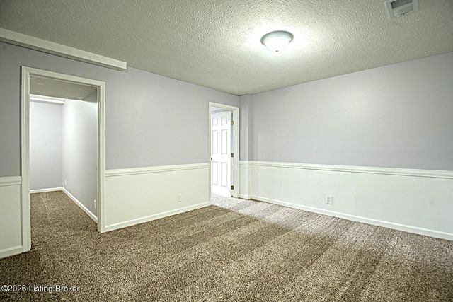 8208 Brookhollow Ct, Louisville, KY 40220