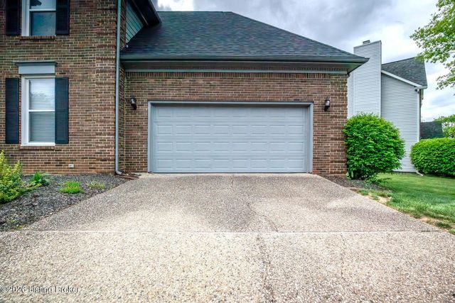 8208 Brookhollow Ct, Louisville, KY 40220